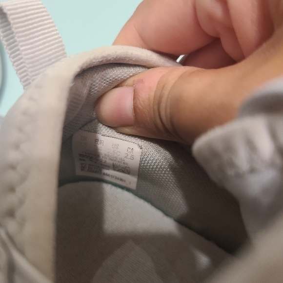 Puma kids sneakers size 2.5 - Picture 6 of 6